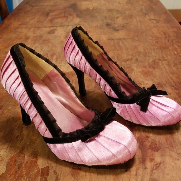 Delicious Shoes - $⬇️ Vintage look Delicious pink bow high